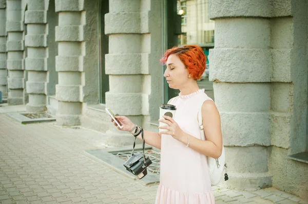 Menina falando ao telefone, bebendo café — Fotografia de Stock