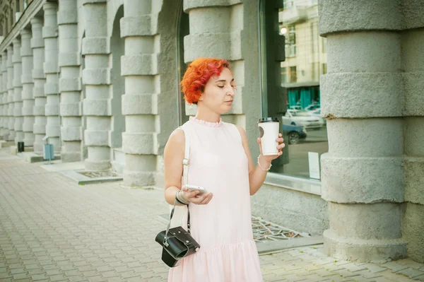 Er trinkt Kaffee aus einer Tasse — Stockfoto