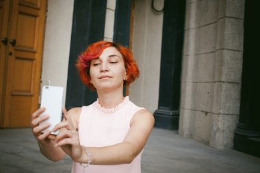 selfie yaparken bir kız portresi.