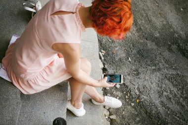 selfie yaparken bir kız portresi.