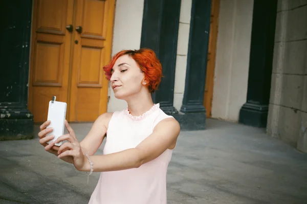 Retrato de una chica haciendo selfie . — Foto de Stock