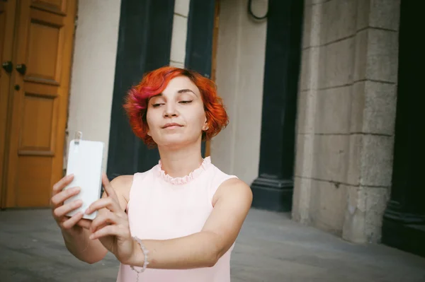 Portrait of a girl doing selfie. — Stock Photo, Image