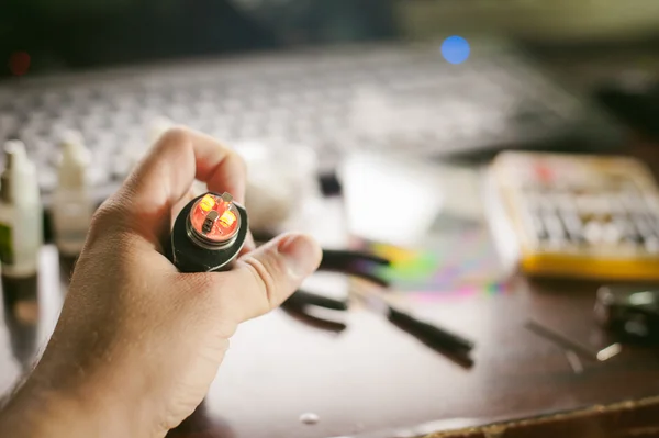 adam bobin Elektronik Sigara İçilmeyen lezzetli vape suyu hazırlar. Aygıt buharlaşma hizmet için. yakın çekim. ısıtmalı bobin