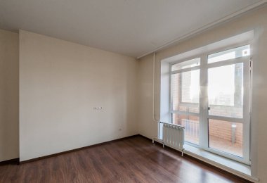 Rusya, Moskova... 17 Nisan 2020: içişleri dairesi kendi kendini bitirme için kabataslak onarım. İç dekorasyon, binanın çıplak duvarları, inşaat sahnesi.