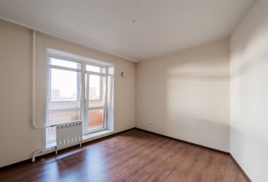 Rusya, Moskova... 17 Nisan 2020: içişleri dairesi kendi kendini bitirme için kabataslak onarım. İç dekorasyon, binanın çıplak duvarları, inşaat sahnesi.