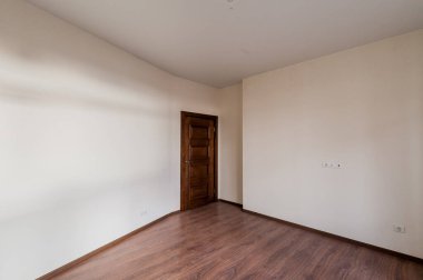 Rusya, Moskova... 17 Nisan 2020: içişleri dairesi kendi kendini bitirme için kabataslak onarım. İç dekorasyon, binanın çıplak duvarları, inşaat sahnesi.