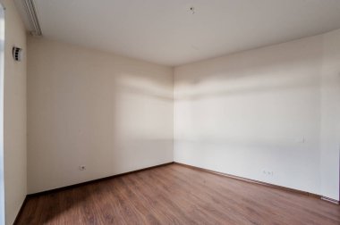 Rusya, Moskova... 17 Nisan 2020: içişleri dairesi kendi kendini bitirme için kabataslak onarım. İç dekorasyon, binanın çıplak duvarları, inşaat sahnesi.