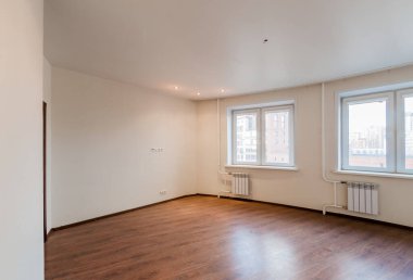 Rusya, Moskova... 17 Nisan 2020: içişleri dairesi kendi kendini bitirme için kabataslak onarım. İç dekorasyon, binanın çıplak duvarları, inşaat sahnesi.