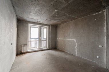 Rusya, Moskova... 17 Nisan 2020: içişleri dairesi kendi kendini bitirme için kabataslak onarım. İç dekorasyon, binanın çıplak duvarları, inşaat sahnesi.