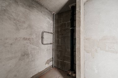 Rusya, Moskova... 17 Nisan 2020: içişleri dairesi kendi kendini bitirme için kabataslak onarım. İç dekorasyon, binanın çıplak duvarları, inşaat sahnesi.