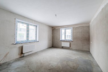 Rusya, Moskova... 17 Nisan 2020: içişleri dairesi kendi kendini bitirme için kabataslak onarım. İç dekorasyon, binanın çıplak duvarları, inşaat sahnesi.