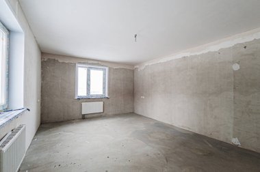 Rusya, Moskova... 17 Nisan 2020: içişleri dairesi kendi kendini bitirme için kabataslak onarım. İç dekorasyon, binanın çıplak duvarları, inşaat sahnesi.