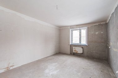 Rusya, Moskova... 17 Nisan 2020: içişleri dairesi kendi kendini bitirme için kabataslak onarım. İç dekorasyon, binanın çıplak duvarları, inşaat sahnesi.