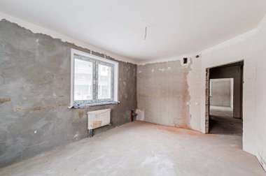 Rusya, Moskova... 17 Nisan 2020: içişleri dairesi kendi kendini bitirme için kabataslak onarım. İç dekorasyon, binanın çıplak duvarları, inşaat sahnesi.