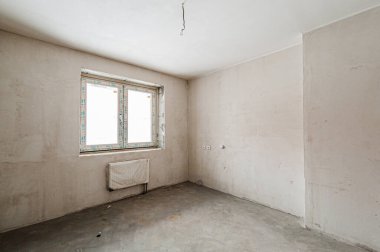 Rusya, Moskova... 17 Nisan 2020: içişleri dairesi kendi kendini bitirme için kabataslak onarım. İç dekorasyon, binanın çıplak duvarları, inşaat sahnesi.