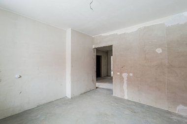 Rusya, Moskova... 17 Nisan 2020: içişleri dairesi kendi kendini bitirme için kabataslak onarım. İç dekorasyon, binanın çıplak duvarları, inşaat sahnesi.