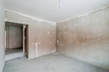 Rusya, Moskova... 17 Nisan 2020: içişleri dairesi kendi kendini bitirme için kabataslak onarım. İç dekorasyon, binanın çıplak duvarları, inşaat sahnesi.