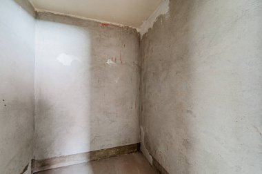 Rusya, Moskova... 17 Nisan 2020: içişleri dairesi kendi kendini bitirme için kabataslak onarım. İç dekorasyon, binanın çıplak duvarları, inşaat sahnesi.