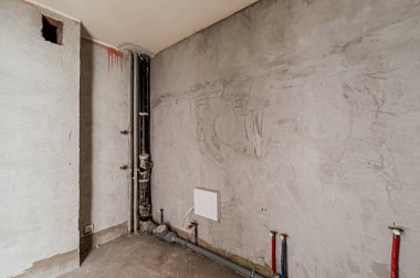 Rusya, Moskova... 17 Nisan 2020: içişleri dairesi kendi kendini bitirme için kabataslak onarım. İç dekorasyon, binanın çıplak duvarları, inşaat sahnesi.