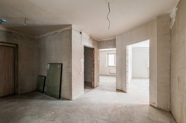 Rusya, Moskova... 17 Nisan 2020: içişleri dairesi kendi kendini bitirme için kabataslak onarım. İç dekorasyon, binanın çıplak duvarları, inşaat sahnesi.