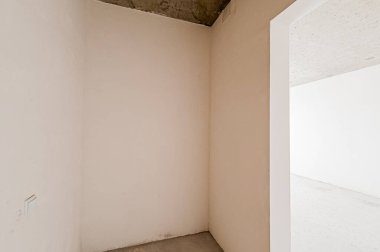 Rusya, Moskova... 17 Nisan 2020: içişleri dairesi kendi kendini bitirme için kabataslak onarım. İç dekorasyon, binanın çıplak duvarları, inşaat sahnesi.