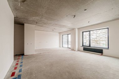 Rusya, Moskova... 17 Nisan 2020: içişleri dairesi kendi kendini bitirme için kabataslak onarım. İç dekorasyon, binanın çıplak duvarları, inşaat sahnesi.