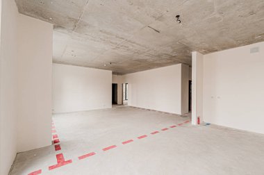 Rusya, Moskova... 17 Nisan 2020: içişleri dairesi kendi kendini bitirme için kabataslak onarım. İç dekorasyon, binanın çıplak duvarları, inşaat sahnesi.