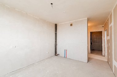 Rusya, Moskova... 17 Nisan 2020: içişleri dairesi kendi kendini bitirme için kabataslak onarım. İç dekorasyon, binanın çıplak duvarları, inşaat sahnesi.