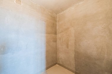 Rusya, Moskova... 17 Nisan 2020: içişleri dairesi kendi kendini bitirme için kabataslak onarım. İç dekorasyon, binanın çıplak duvarları, inşaat sahnesi.