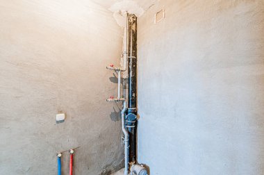 Rusya, Moskova... 17 Nisan 2020: içişleri dairesi kendi kendini bitirme için kabataslak onarım. İç dekorasyon, binanın çıplak duvarları, inşaat sahnesi.