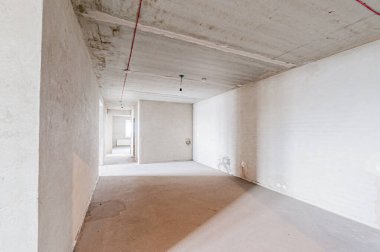 Rusya, Moskova... 17 Nisan 2020: içişleri dairesi kendi kendini bitirme için kabataslak onarım. İç dekorasyon, binanın çıplak duvarları, inşaat sahnesi.