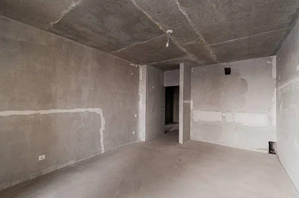 俄罗斯 莫斯科 2020年4月17日 室内公寓大修自修 室内装饰 房屋的光秃秃的墙壁 施工阶段 — 图库照片