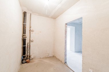 Rusya, Moskova... 17 Nisan 2020: içişleri dairesi kendi kendini bitirme için kabataslak onarım. İç dekorasyon, binanın çıplak duvarları, inşaat sahnesi.