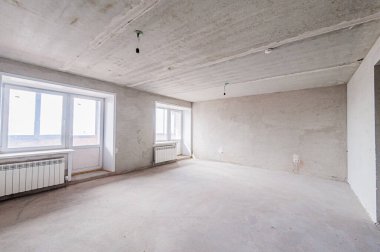 Rusya, Moskova... 17 Nisan 2020: içişleri dairesi kendi kendini bitirme için kabataslak onarım. İç dekorasyon, binanın çıplak duvarları, inşaat sahnesi.