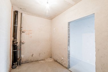 Rusya, Moskova... 17 Nisan 2020: içişleri dairesi kendi kendini bitirme için kabataslak onarım. İç dekorasyon, binanın çıplak duvarları, inşaat sahnesi.