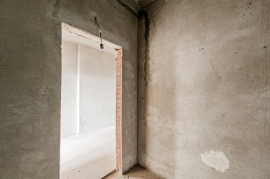 Rusya, Moskova... 17 Nisan 2020: içişleri dairesi kendi kendini bitirme için kabataslak onarım. İç dekorasyon, binanın çıplak duvarları, inşaat sahnesi.