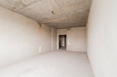 Rusya, Moskova... 17 Nisan 2020: içişleri dairesi kendi kendini bitirme için kabataslak onarım. İç dekorasyon, binanın çıplak duvarları, inşaat sahnesi.