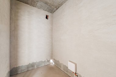 Rusya, Moskova... 17 Nisan 2020: içişleri dairesi kendi kendini bitirme için kabataslak onarım. İç dekorasyon, binanın çıplak duvarları, inşaat sahnesi.