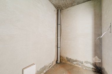 Rusya, Moskova... 17 Nisan 2020: içişleri dairesi kendi kendini bitirme için kabataslak onarım. İç dekorasyon, binanın çıplak duvarları, inşaat sahnesi.