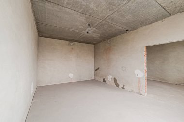 Rusya, Moskova... 17 Nisan 2020: içişleri dairesi kendi kendini bitirme için kabataslak onarım. İç dekorasyon, binanın çıplak duvarları, inşaat sahnesi.