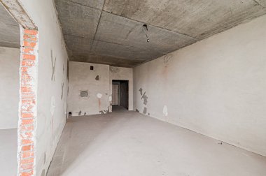 Rusya, Moskova... 17 Nisan 2020: içişleri dairesi kendi kendini bitirme için kabataslak onarım. İç dekorasyon, binanın çıplak duvarları, inşaat sahnesi.