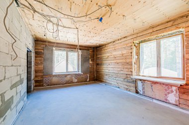 Rusya, Moskova... 17 Nisan 2020: içişleri dairesi kendi kendini bitirme için kabataslak onarım. İç dekorasyon, binanın çıplak duvarları, inşaat sahnesi.