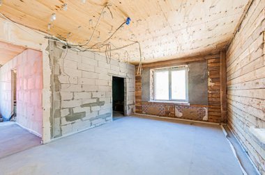 Rusya, Moskova... 17 Nisan 2020: içişleri dairesi kendi kendini bitirme için kabataslak onarım. İç dekorasyon, binanın çıplak duvarları, inşaat sahnesi.