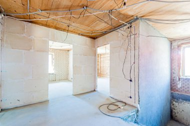 Rusya, Moskova... 17 Nisan 2020: içişleri dairesi kendi kendini bitirme için kabataslak onarım. İç dekorasyon, binanın çıplak duvarları, inşaat sahnesi.