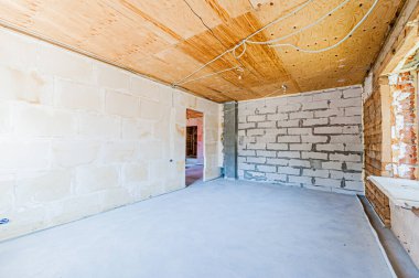 Rusya, Moskova... 17 Nisan 2020: içişleri dairesi kendi kendini bitirme için kabataslak onarım. İç dekorasyon, binanın çıplak duvarları, inşaat sahnesi.