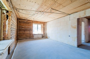 Rusya, Moskova... 17 Nisan 2020: içişleri dairesi kendi kendini bitirme için kabataslak onarım. İç dekorasyon, binanın çıplak duvarları, inşaat sahnesi.