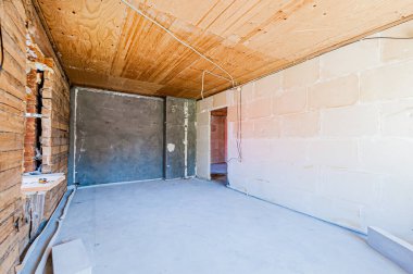 Rusya, Moskova... 17 Nisan 2020: içişleri dairesi kendi kendini bitirme için kabataslak onarım. İç dekorasyon, binanın çıplak duvarları, inşaat sahnesi.