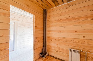 Rusya, Moskova... 17 Nisan 2020: içişleri dairesi kendi kendini bitirme için kabataslak onarım. İç dekorasyon, binanın çıplak duvarları, inşaat sahnesi.