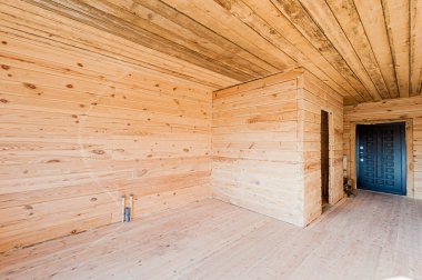 Rusya, Moskova... 17 Nisan 2020: içişleri dairesi kendi kendini bitirme için kabataslak onarım. İç dekorasyon, binanın çıplak duvarları, inşaat sahnesi.