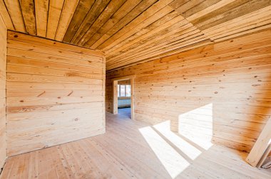 Rusya, Moskova... 17 Nisan 2020: içişleri dairesi kendi kendini bitirme için kabataslak onarım. İç dekorasyon, binanın çıplak duvarları, inşaat sahnesi.